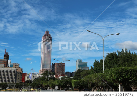 台北火車站的新光三越建築 25519772