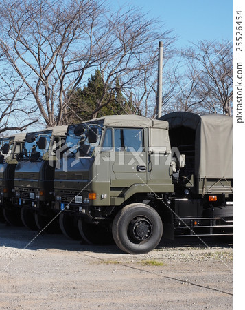 在千葉縣船橋市的Narashino駐軍在新的春天舉行的下降訓練開始時等待的運輸車輛 25526454