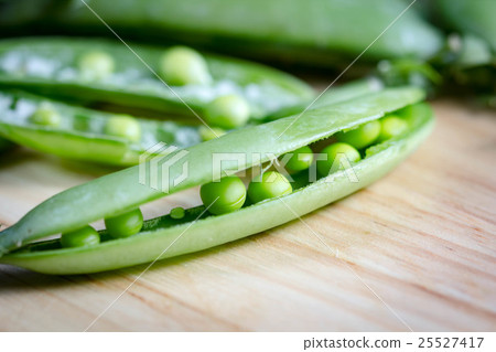 Freshly snow peas 25527417