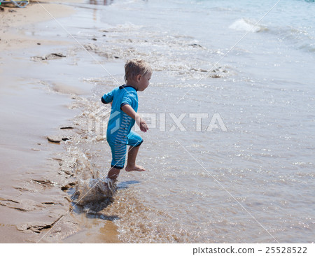 Little boy runs to the sea 25528522