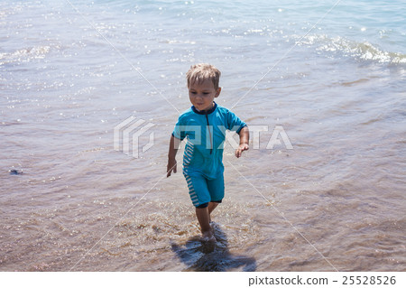 Little boy runs to the sea 25528526