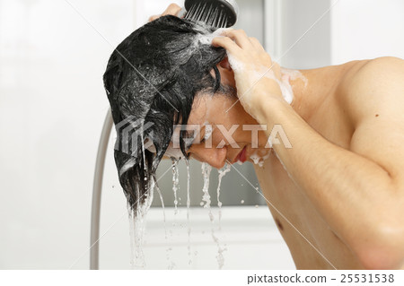 Men shampooing Men shampooing 25531538