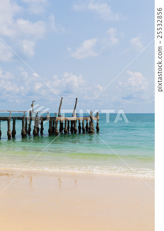 Beautiful natural beach skyline 25532856