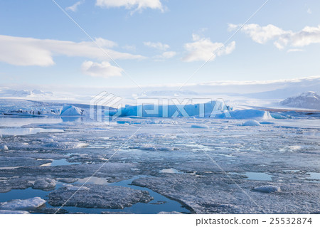 Icelandic winter season natural glacial lagoon Icelandic winter season natural glacial lagoon 25532874