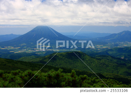 Mt. Yotei seen from Unshu Shan in summer 25533106