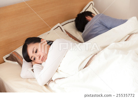 一對夫妻吵架 一對夫妻吵架 25535772