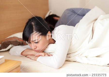 一對夫妻吵架 一對夫妻吵架 25535773