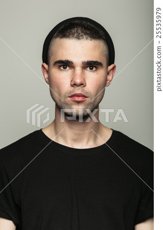 Headshot of young guy in studio. 25535979