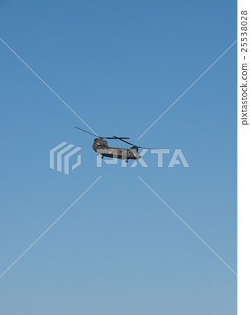 在千葉縣船橋市的Narashino駐軍在新年舉行的下降訓練開始時飛行藍天的大型運輸飛行直升機 25538028