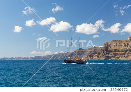 Santorini Volcanic Boat Trip 25540572