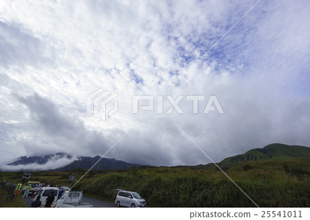 Aso Mt. Nakadake 1st crater Magma steam explosive eruption 36 years ago Plume 10,000 m Volcanic ash Eruption warning level 3 Road closure situation 25541011