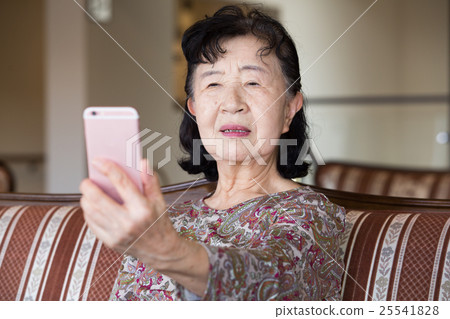 有老花眼的老年人看不到智能手機屏幕 有老花眼的老年人看不到智能手機屏幕 25541828