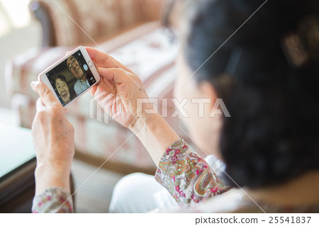 採取自拍與智能手機的一對老夫婦 25541837
