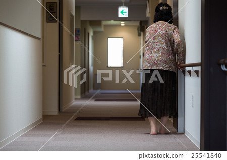 走的老人，當抓住在養老院走廊時的手 25541840