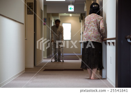 走的老人，當抓住在養老院走廊時的手 25541841