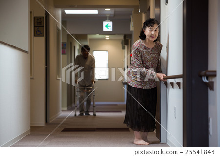 走的老人，當抓住在養老院走廊時的手 25541843