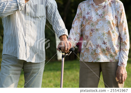 一起使用棍子的一對老夫婦 25541967