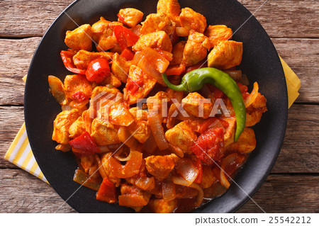 Spicy chicken jalfrezi with pepper and onion 25542212