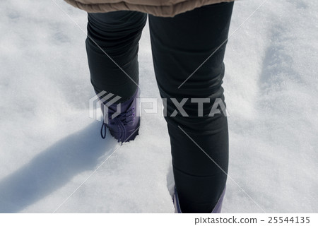 走在雪地裡 25544135