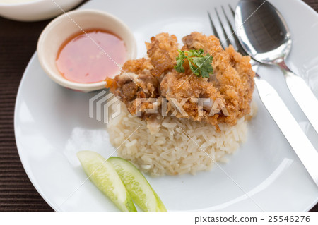 Hainanese fried chicken rice 25546276