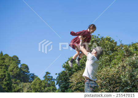 Father and daughter playing under the blue sky 25547015