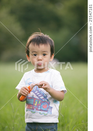 一個吃香腸的男孩 25547181