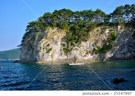 Tohoku, Sanriku, Miyako, Jodogahama cliff and a boat (2) Tohoku, Sanriku, Miyako, Jodogahama cliff and a boat (2) 25547997