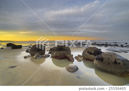 Moeraki Boulders on the Koekohe beach, New Zealand Moeraki Boulders on the Koekohe beach, New Zealand 25550405