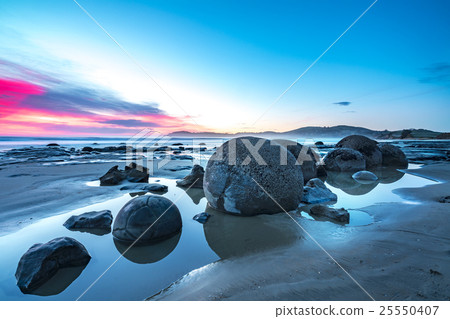 Moeraki Boulders on the Koekohe beach, New Zealand Moeraki Boulders on the Koekohe beach, New Zealand 25550407
