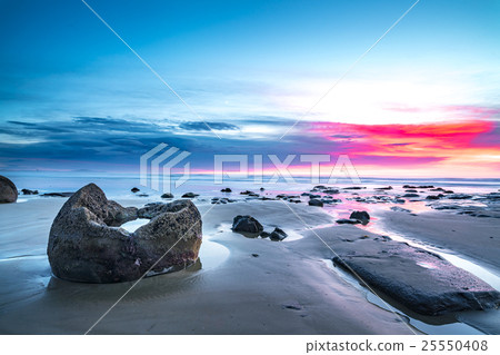 Moeraki Boulders on the Koekohe beach, New Zealand Moeraki Boulders on the Koekohe beach, New Zealand 25550408