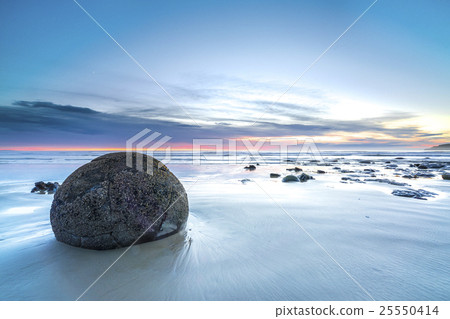 Moeraki Boulders on the Koekohe beach, New Zealand Moeraki Boulders on the Koekohe beach, New Zealand 25550414