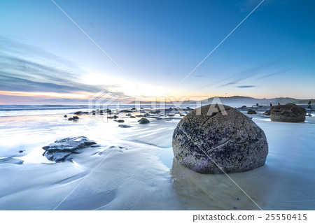 Moeraki Boulders on the Koekohe beach, New Zealand Moeraki Boulders on the Koekohe beach, New Zealand 25550415