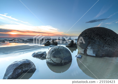 Moeraki Boulders on the Koekohe beach, New Zealand Moeraki Boulders on the Koekohe beach, New Zealand 25550423