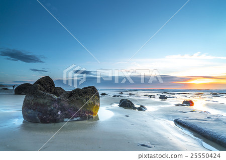 Moeraki Boulders on the Koekohe beach, New Zealand Moeraki Boulders on the Koekohe beach, New Zealand 25550424