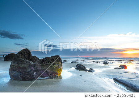Moeraki Boulders on the Koekohe beach, New Zealand Moeraki Boulders on the Koekohe beach, New Zealand 25550425