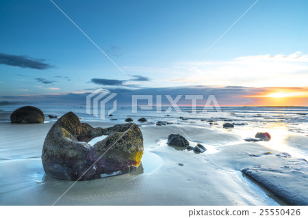 Moeraki Boulders on the Koekohe beach, New Zealand Moeraki Boulders on the Koekohe beach, New Zealand 25550426