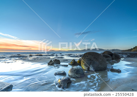 Moeraki Boulders on the Koekohe beach, New Zealand Moeraki Boulders on the Koekohe beach, New Zealand 25550428