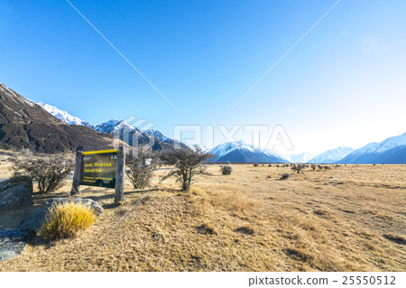 Road to mount cook, New Zealand Road to mount cook, New Zealand 25550512