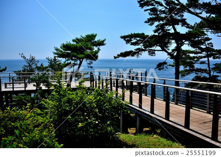 Tohoku, Sanriku, gooseki coast The thunderstone · Ranbusa Observatory built to protrude on the cliff (1) 25551199