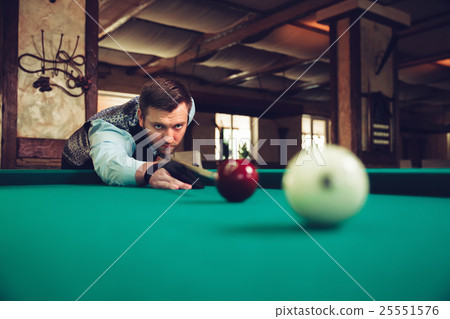Man playing billiard 25551576