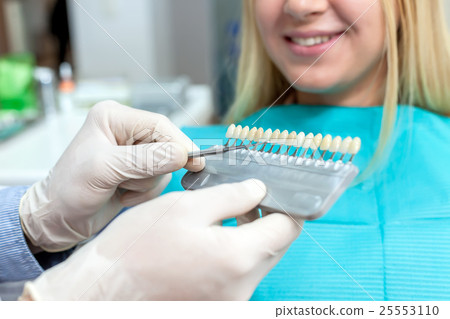 Woman seeing a dentist 25553110