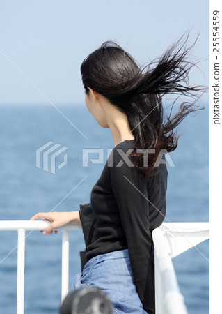A woman to travel 25554559