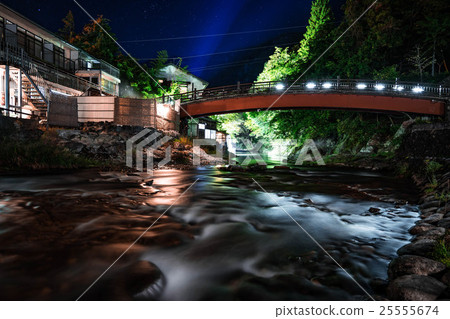 西川川溫泉在晚上 25555674
