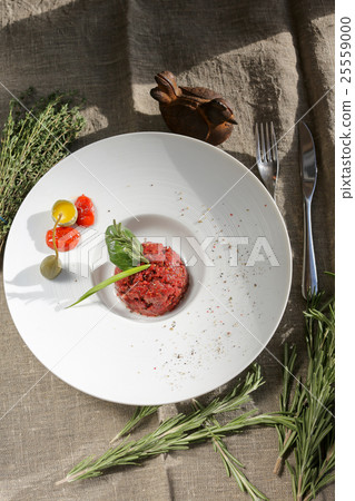 Steak tartare and raw egg 25559000