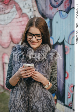 girl with phone 25560227