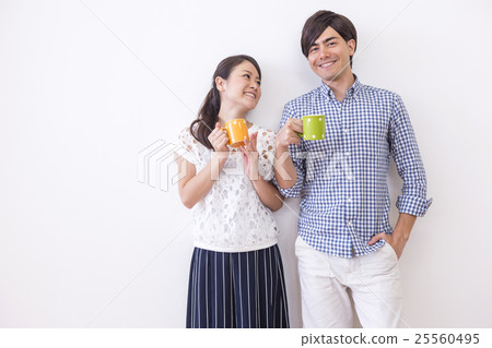 一個男人肩並肩站著 25560495