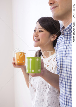 一個男人肩並肩站著 25560497