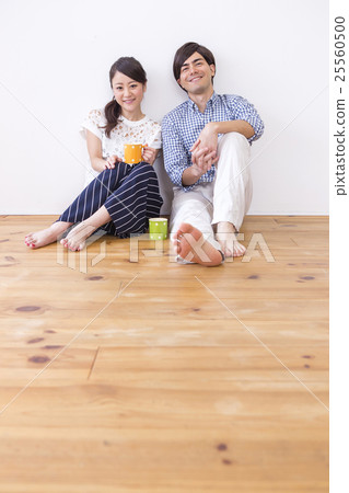 男性和女性肩並肩坐著 男性和女性肩並肩坐著 25560500