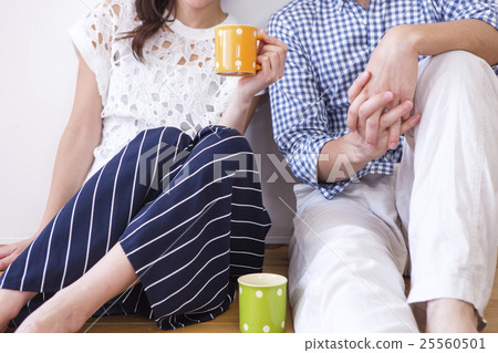 男性和女性肩並肩坐著 25560501