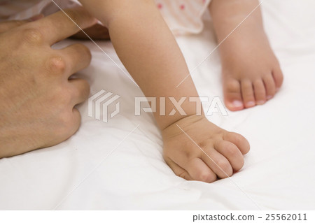 Child's hand on the bed 25562011